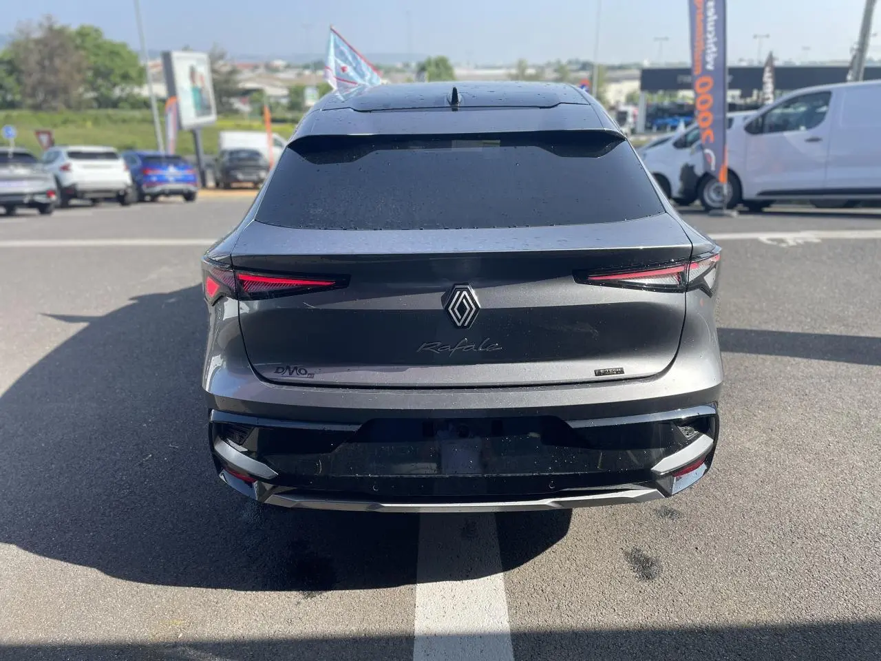 Vue arrière d'une Renault Rafale gris avec toit noir, feux LED fins et logo Renault centré sur le hayon.