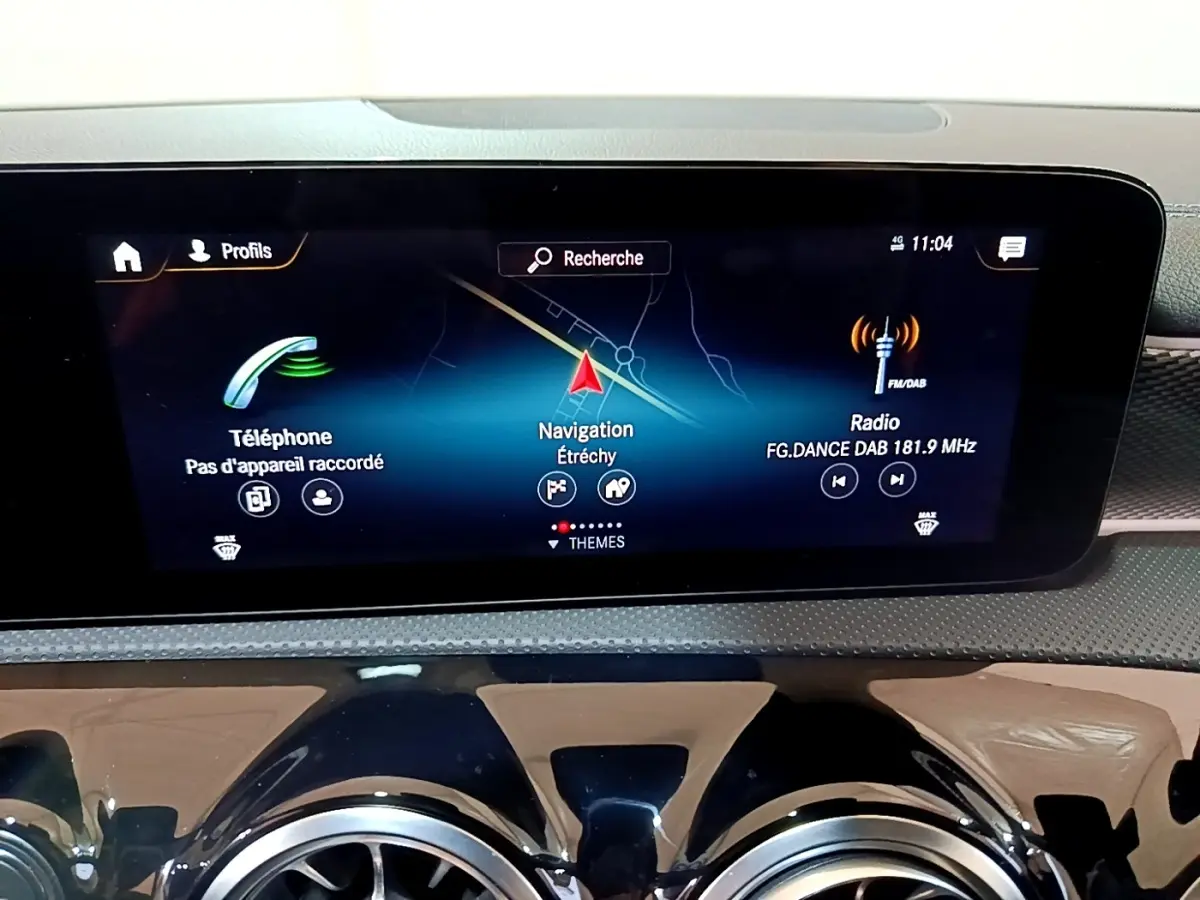 Écran tactile central de la Mercedes Classe A 200 d Progressive Line 2022 affichant navigation, téléphone et radio.