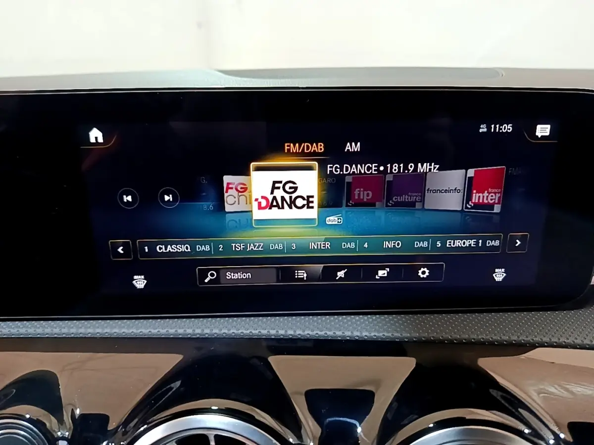Écran tactile central de la Mercedes Classe A 200 d Progressive Line 2022 affichant les stations radio FM/DAB.