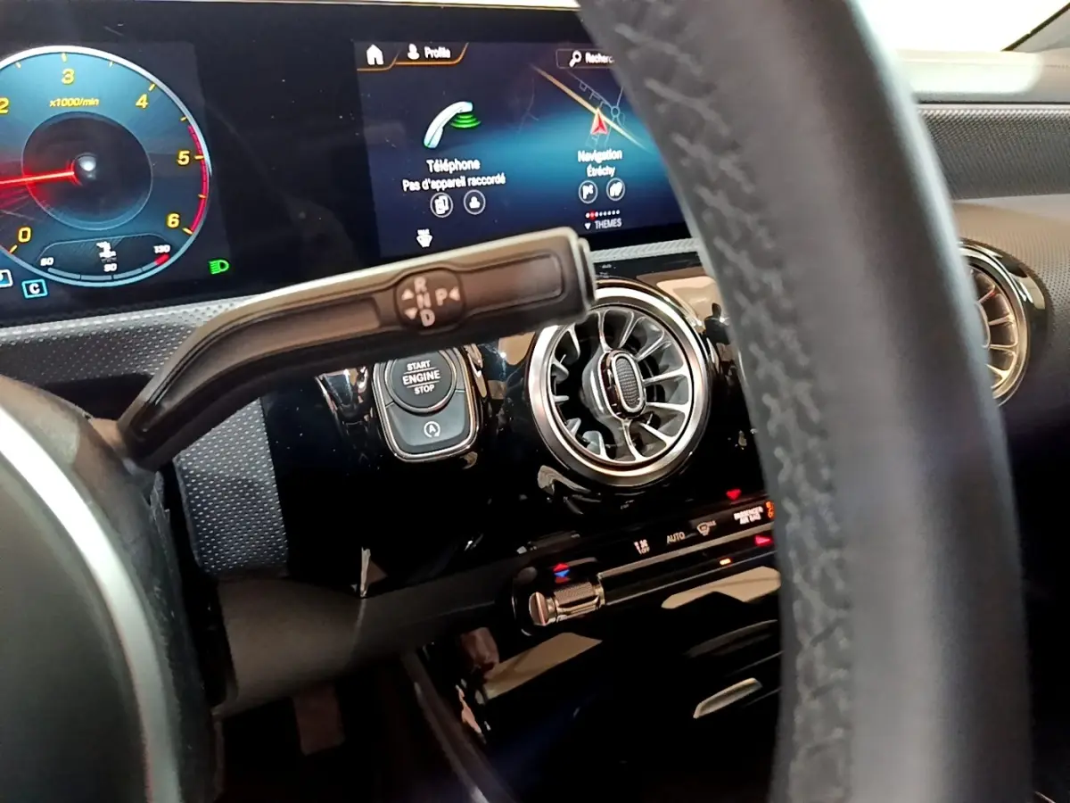Vue rapprochée du tableau de bord noir de la Mercedes Classe A 200 d, avec écran tactile et volant partiellement visible.