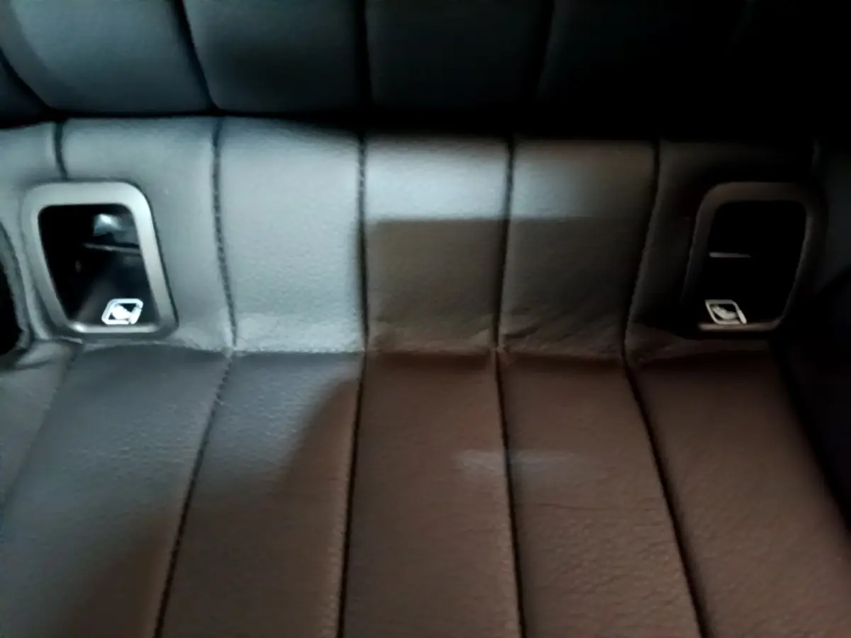 Gros plan sur la banquette arrière noire en cuir de la Mercedes Classe A Berline A 200 d Progressive Line 2022.