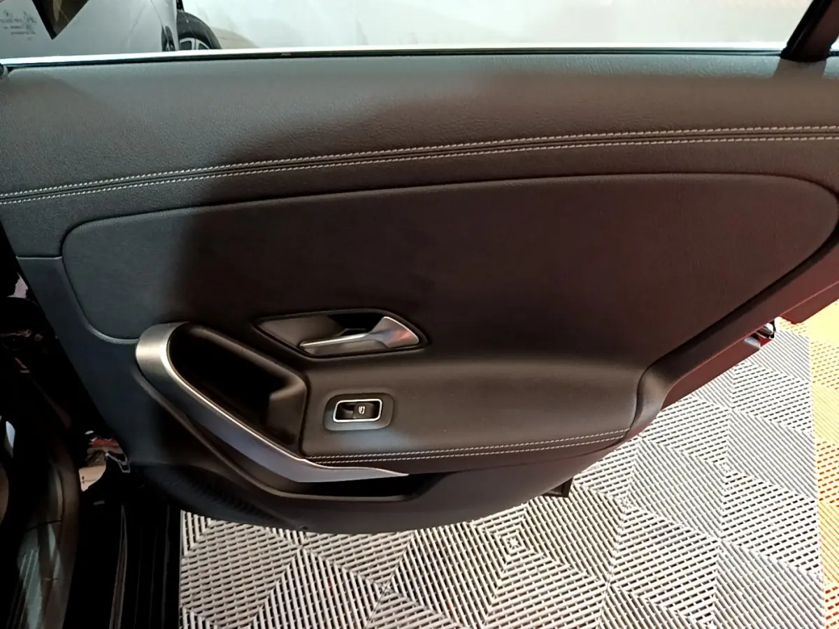 Vue intérieure du panneau de porte arrière gauche noir de la Mercedes Classe A Berline A 200 d Progressive Line 2022.