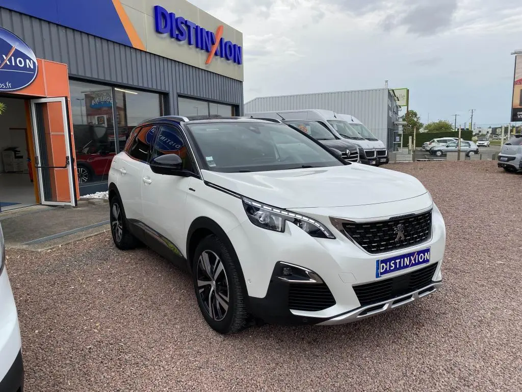 Peugeot 3008 blanc nacré vue 3/4 avant droit, avec barres de toit aluminium et calandre noire brillante.