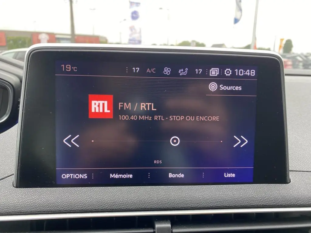 Écran tactile central du Peugeot 3008 GT Line blanc de 2018 affichant la radio FM RTL à 10h48