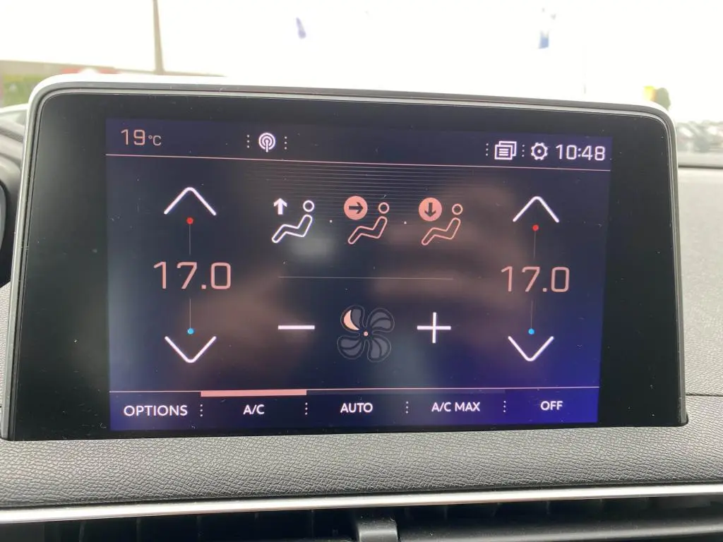 Écran tactile intérieur du Peugeot 3008 blanc 2018 montrant la commande bi-zone de climatisation à 17°C.