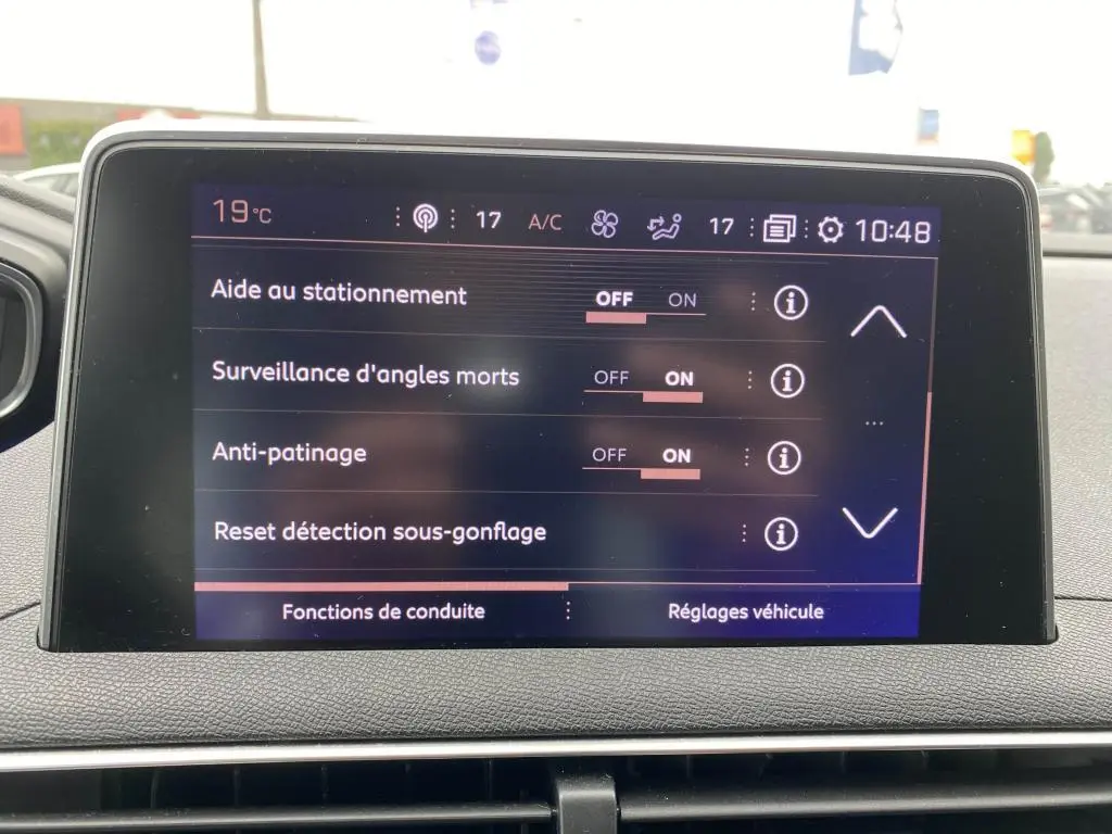 Écran tactile du Peugeot 3008 2018 affichant les réglages d'aide à la conduite et de sécurité intérieure