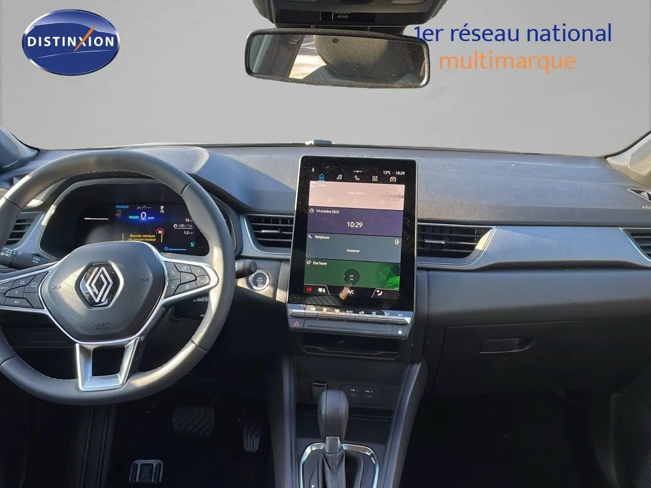 Intérieur du Renault Captur E-Tech 2025, vue frontale sur le tableau de bord avec écran tactile vertical et volant multifonction.