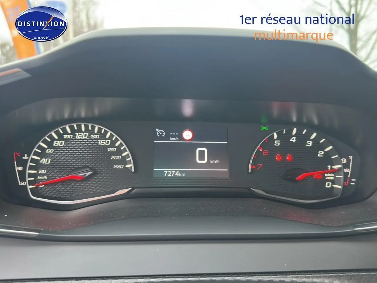 Tableau de bord de Peugeot 208 1.2 100 style 2025, affichage numérique et compte-tours en vue frontale rapprochée.