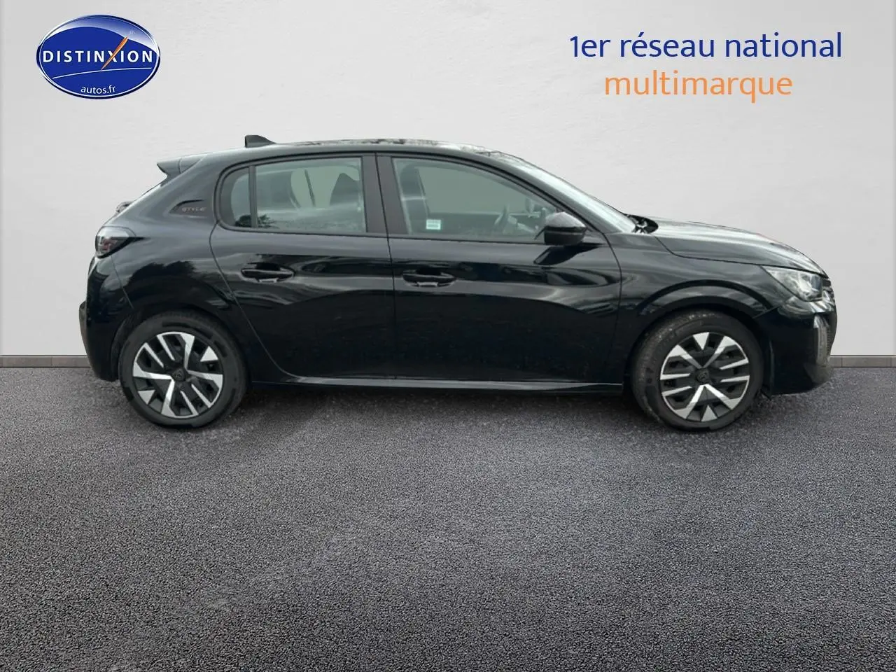 Profil côté gauche d'une Peugeot 208 noire 2025 avec jantes stylisées et vitres teintées sur fond neutre.