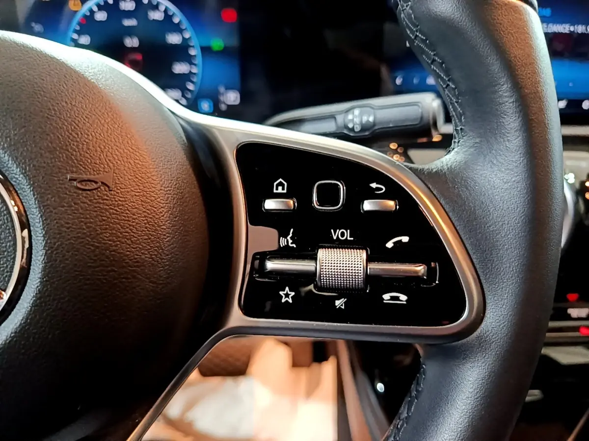 Gros plan sur les commandes multifonctions du volant cuir noir de la Mercedes CLA 200 d Business Line 2021.