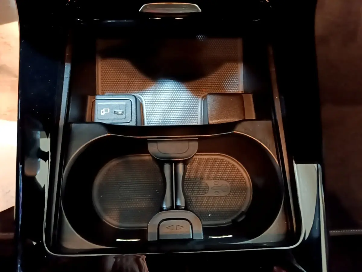 Gros plan sur la console centrale noire de la Mercedes CLA 200 d Business Line avec porte-gobelets et bouton de démarrage.