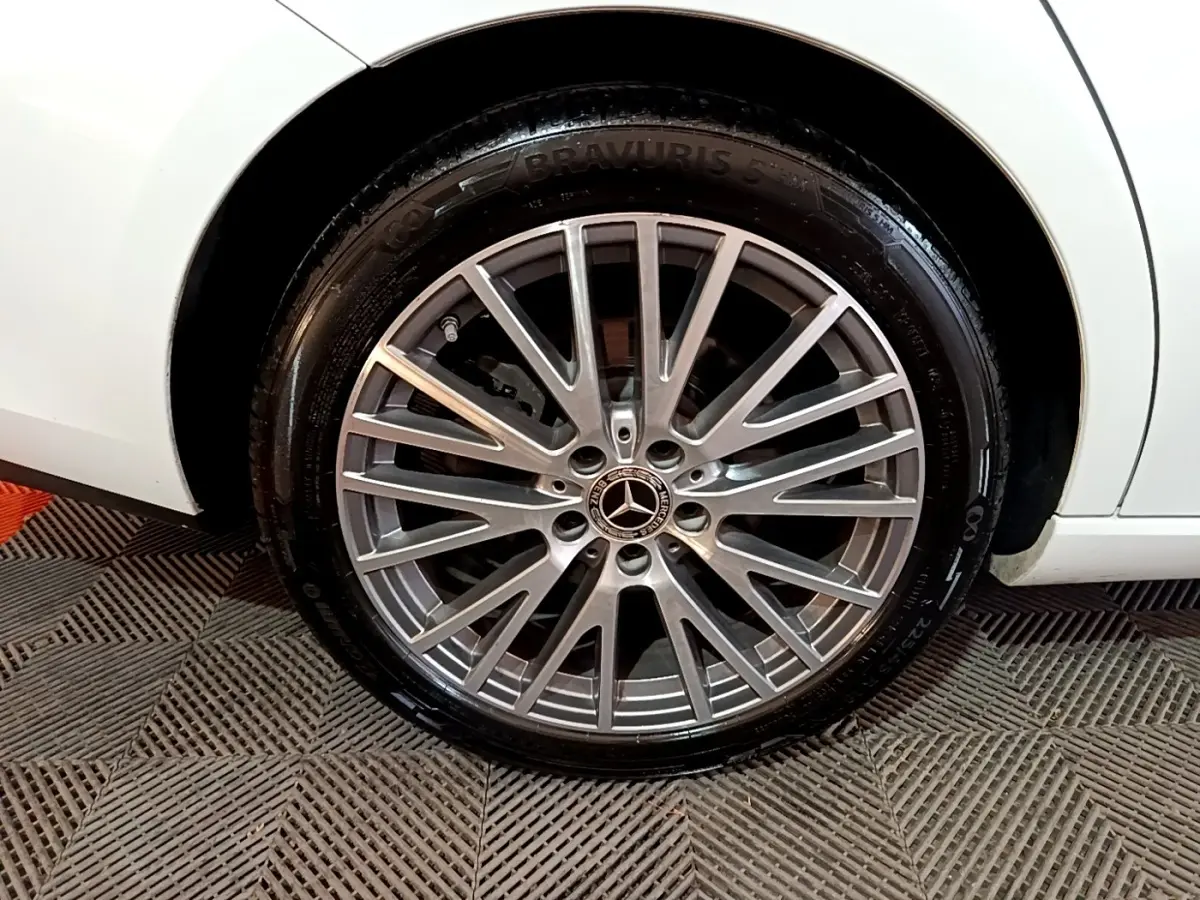 Gros plan sur la roue arrière droite d’une Mercedes CLA 200 d Business Line blanche, jante alliage multi-branches.