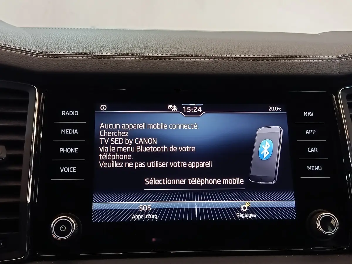 Écran tactile central du Skoda Kodiaq blanc, affichant le menu Bluetooth avec options radio et navigation.