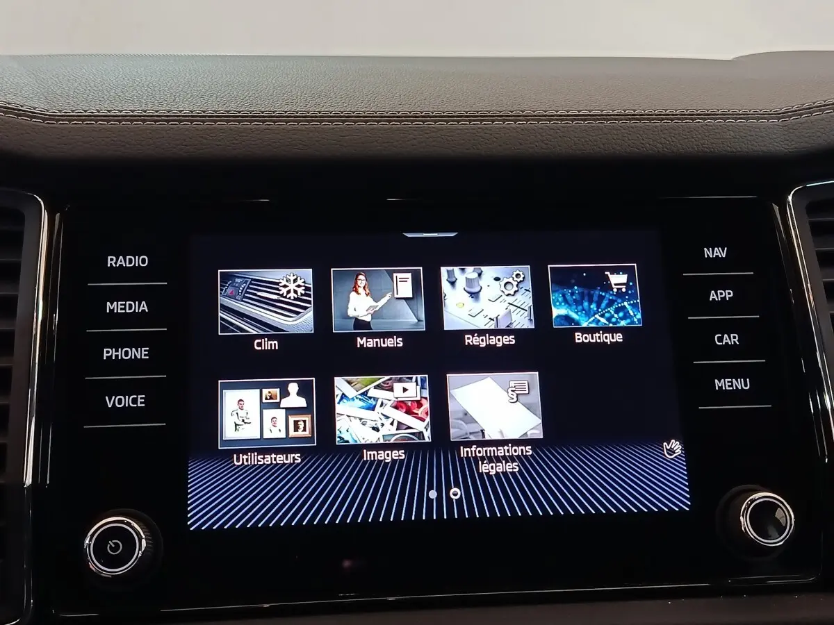Écran tactile central du tableau de bord du Skoda Kodiaq 2022, affichage des menus et réglages.