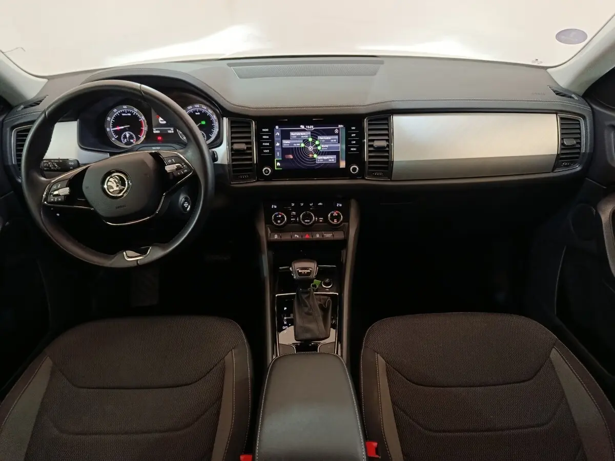 Intérieur noir du Skoda Kodiaq 2022 vu de face, avec tableau de bord digital et volant multifonctions.