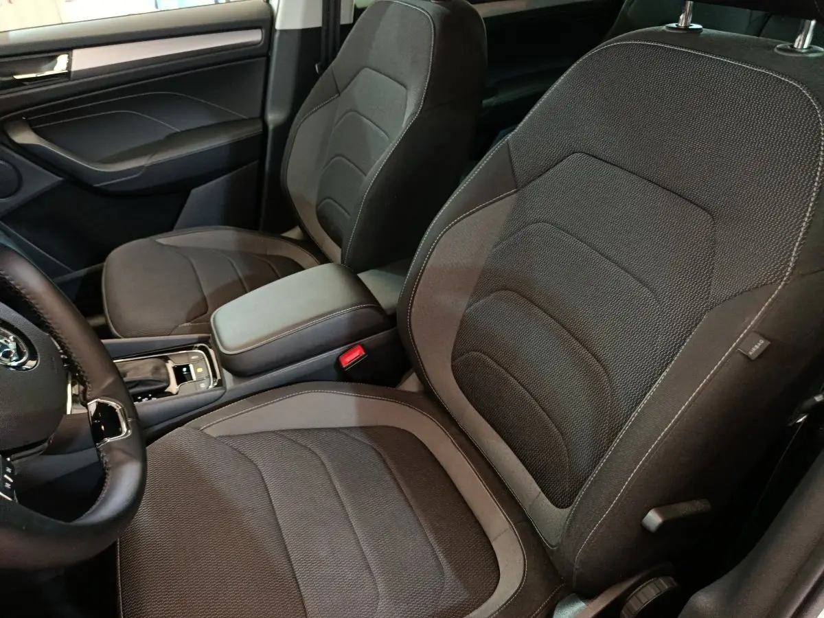 Vue intérieure rapprochée des sièges avant noirs et de la console centrale du Skoda Kodiaq Ambition 2022.