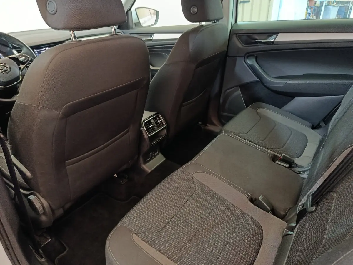 Vue intérieure côté droit des sièges arrière noirs et des aérateurs centraux d'un Skoda Kodiaq 2022.
