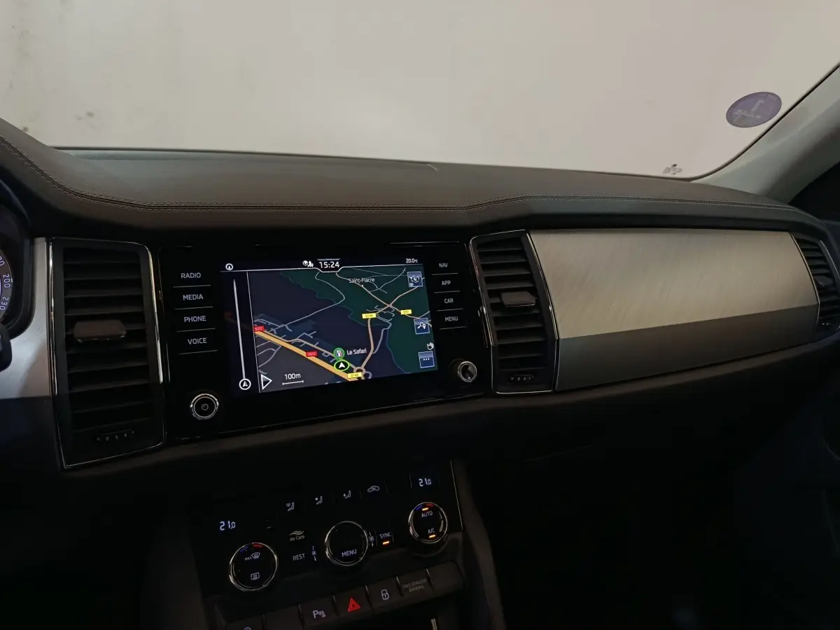 Tableau de bord intérieur du Skoda Kodiaq 2022, vue de côté droit avec écran tactile de navigation allumé.