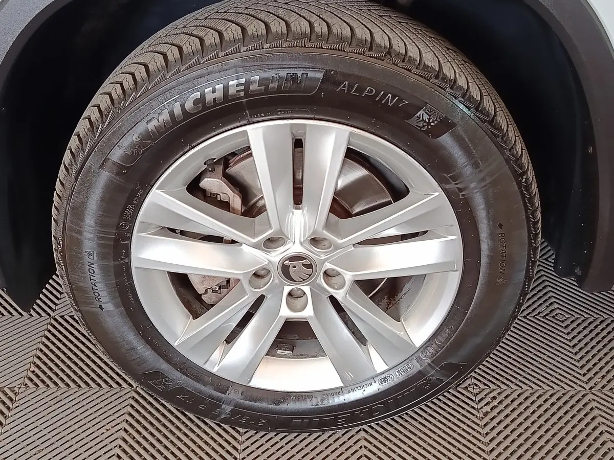 Gros plan sur la roue avant droite du Skoda Kodiaq blanc avec jante alliage et pneu Michelin Alpin 7.