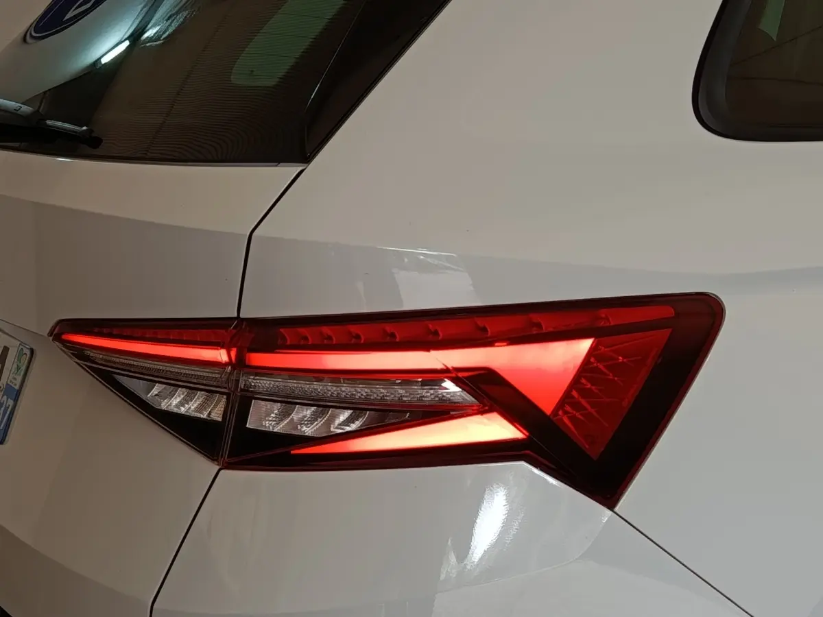 Gros plan sur le feu arrière droit rouge du SUV blanc Skoda Kodiaq 2022, version Ambition.