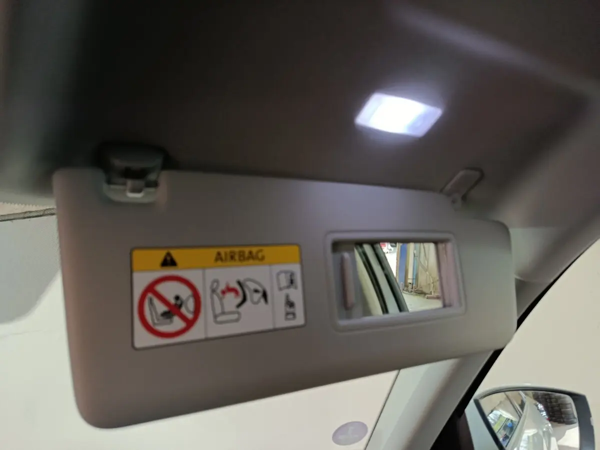 Détail intérieur du pare-soleil côté conducteur avec miroir éclairé dans un Skoda Kodiaq blanc 2022.