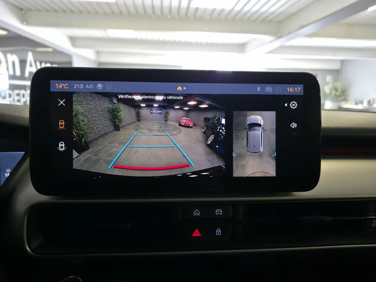 Écran tactile intérieur montrant la caméra de recul et vue 360° du Jeep Avenger noir en stationnement.