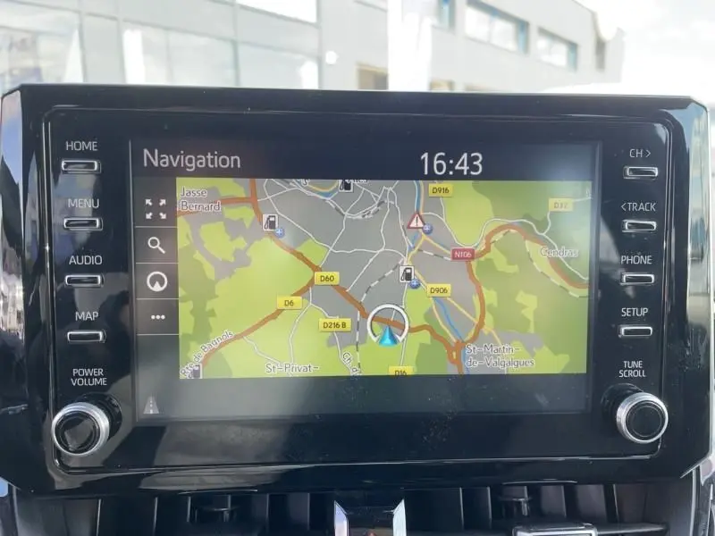 Écran de navigation tactile du tableau de bord d’une Toyota Corolla 184 H Collection 2019, intérieur noir.