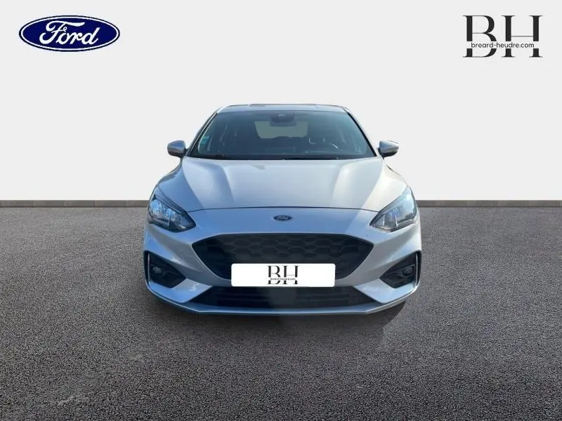 Vue frontale d'une Ford Focus 1.5 TDCi ST Line gris lunaire avec calandre noire et phares LED.