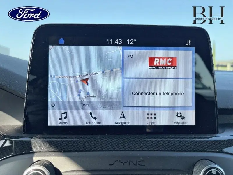 Écran tactile de navigation SYNC 3 dans Ford Focus gris lunaire 2019, affichant carte et radio RMC