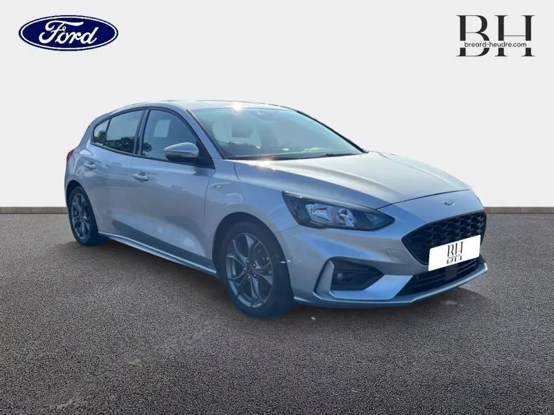 Ford Focus 1.5 TDCi ST Line gris lunaire vue 3/4 avant droit avec jantes alu et calandre noire distinctive