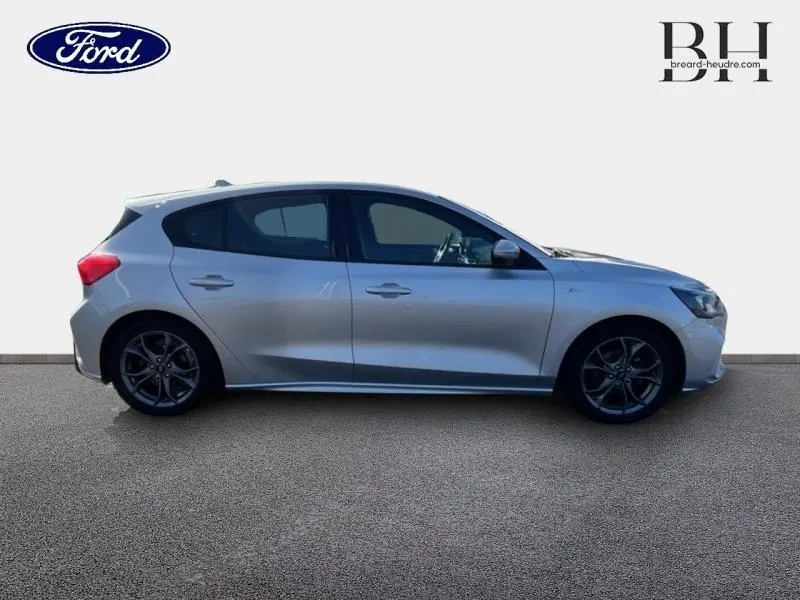 Profil côté gauche d'une Ford Focus gris lunaire 2019 finition ST Line avec jantes alliage et vitres teintées.