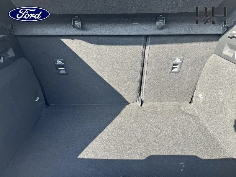 Coffre spacieux de Ford Focus 2019 gris lunaire, vue intérieure arrière avec fixation Isofix et revêtement tissu noir.