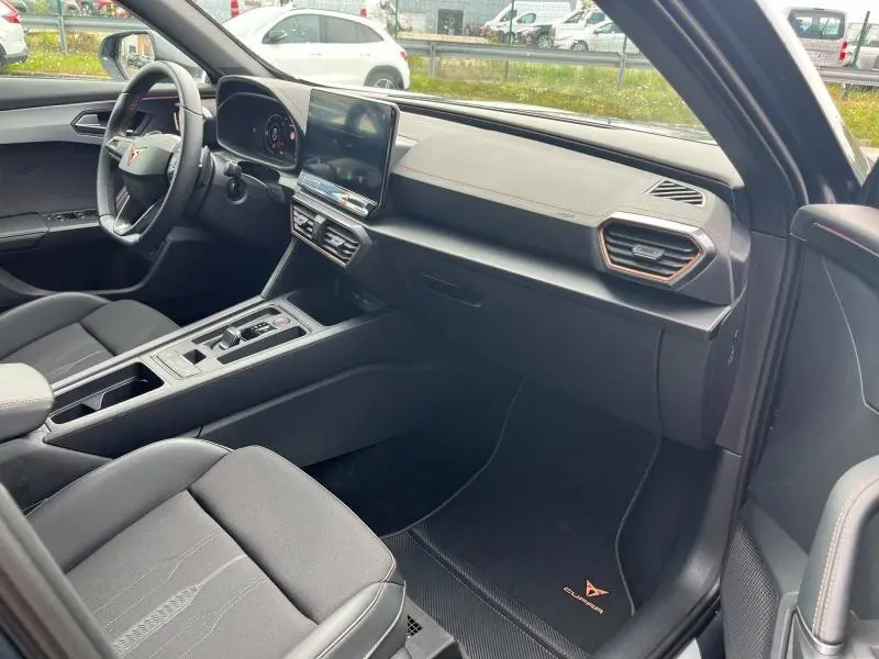 Intérieur du CUPRA Formentor 1.4 e-HYBRID 2024 vu côté passager, avec sièges sport et finitions Dark Alu Copper.