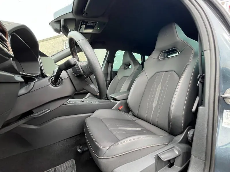 Intérieur avant droit du CUPRA Formentor gris, sièges sport en tissu et similicuir avec surpiqûres contrastées.