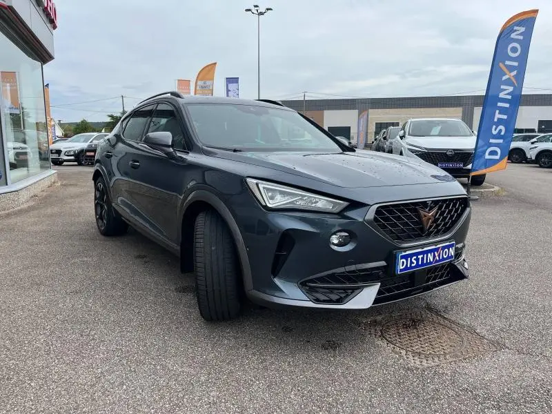 CUPRA Formentor gris magnétique en 3/4 avant droit, avec calandre noire et jantes alliage 19 pouces.