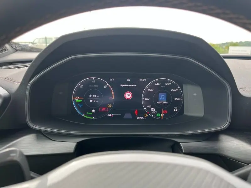 Affichage numérique du combiné d'instruments du CUPRA Formentor 1.4 e-HYBRID, vue frontale du tableau de bord.