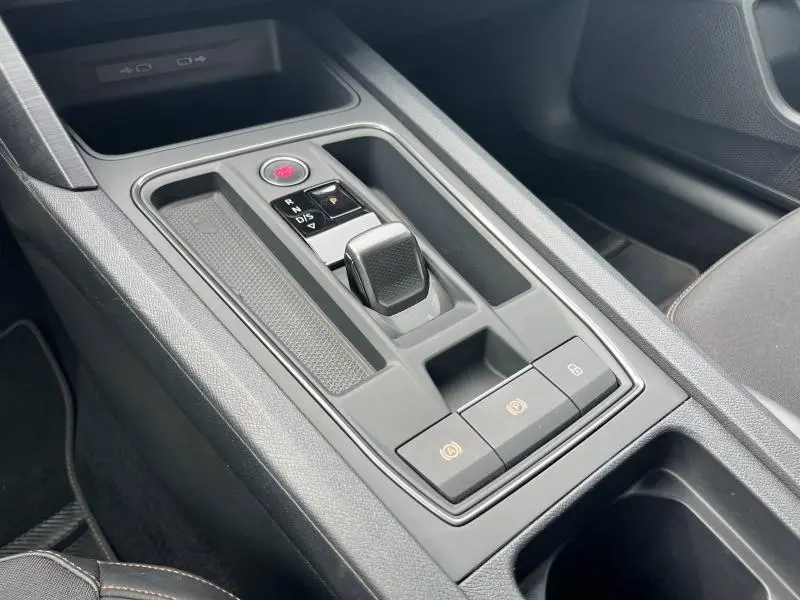 Vue rapprochée de la console centrale du CUPRA Formentor 1.4 e-HYBRID 245ch avec levier de boîte auto et boutons électroniques.
