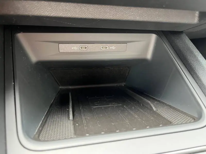 Gros plan sur la console centrale du CUPRA Formentor 2024 avec deux ports USB-C intégrés et surface antidérapante noire.