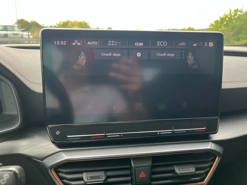 Écran tactile central du tableau de bord du CUPRA Formentor 1.4 e-HYBRID 245ch affichant la climatisation à 22°C.