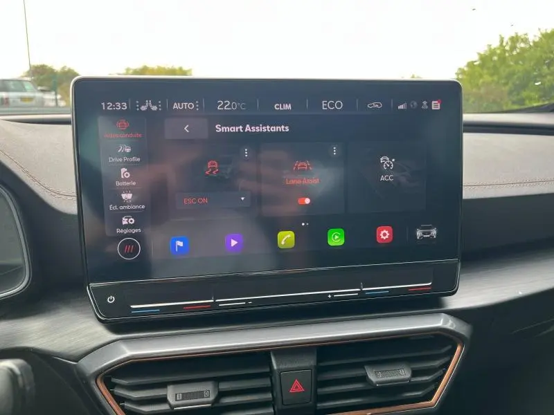 Écran tactile central affichant les assistants intelligents dans l'habitacle du CUPRA Formentor gris Magnétique 2024