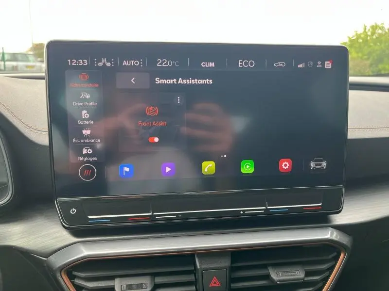 Écran tactile central affichant les assistants intelligents dans l'habitacle du CUPRA Formentor gris Magnétique 2024.