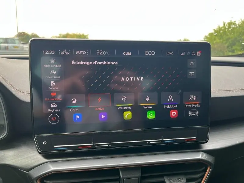 Écran tactile central du tableau de bord du CUPRA Formentor 1.4 e-HYBRID 245ch affichant le réglage d'éclairage d'ambiance active.