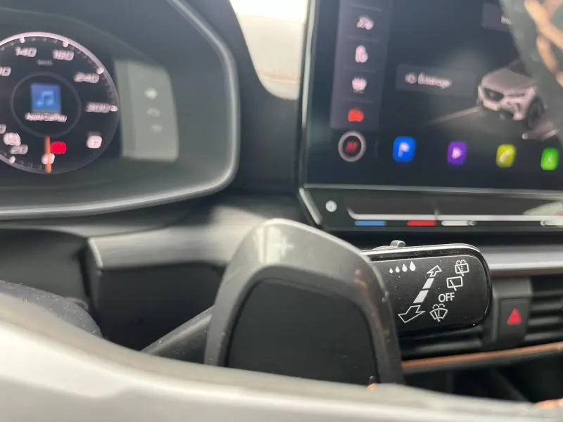 Gros plan sur la commande des essuie-glaces dans l'habitacle du CUPRA Formentor 2024 avec écran tactile et combiné digital.