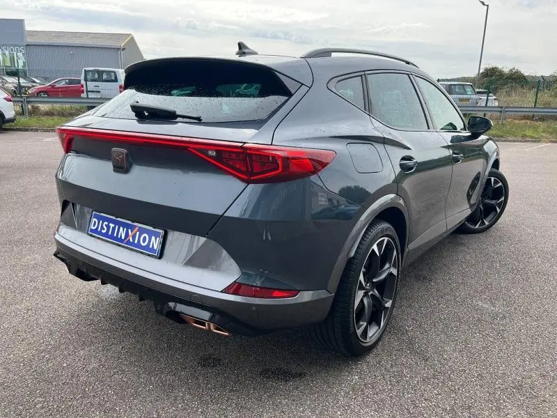 Vue 3/4 arrière droite du CUPRA Formentor gris Magnétique métallisé avec double sortie d'échappement Copper et jantes noires 19 pouces.