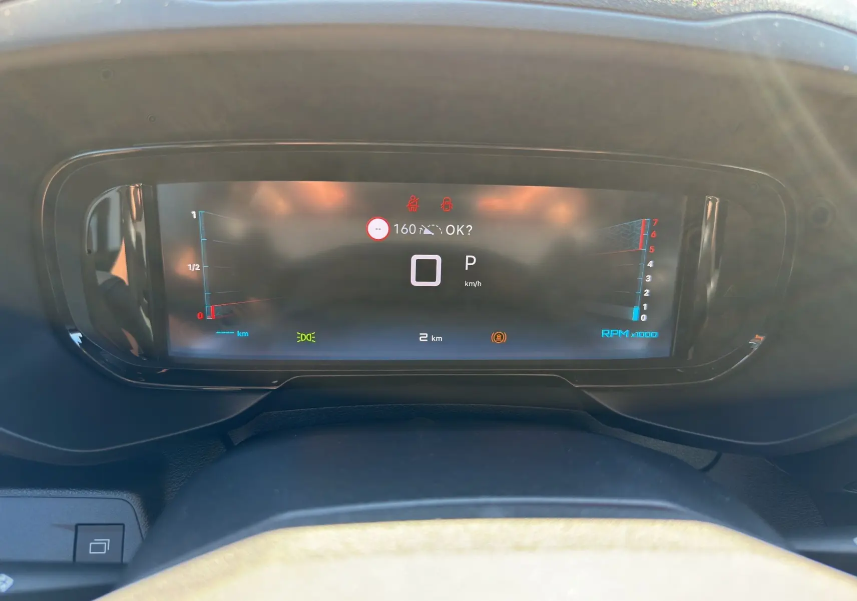 Vue rapprochée du tableau de bord numérique du Citroën Berlingo 2025, affichage digital clair avec indicateurs colorés.