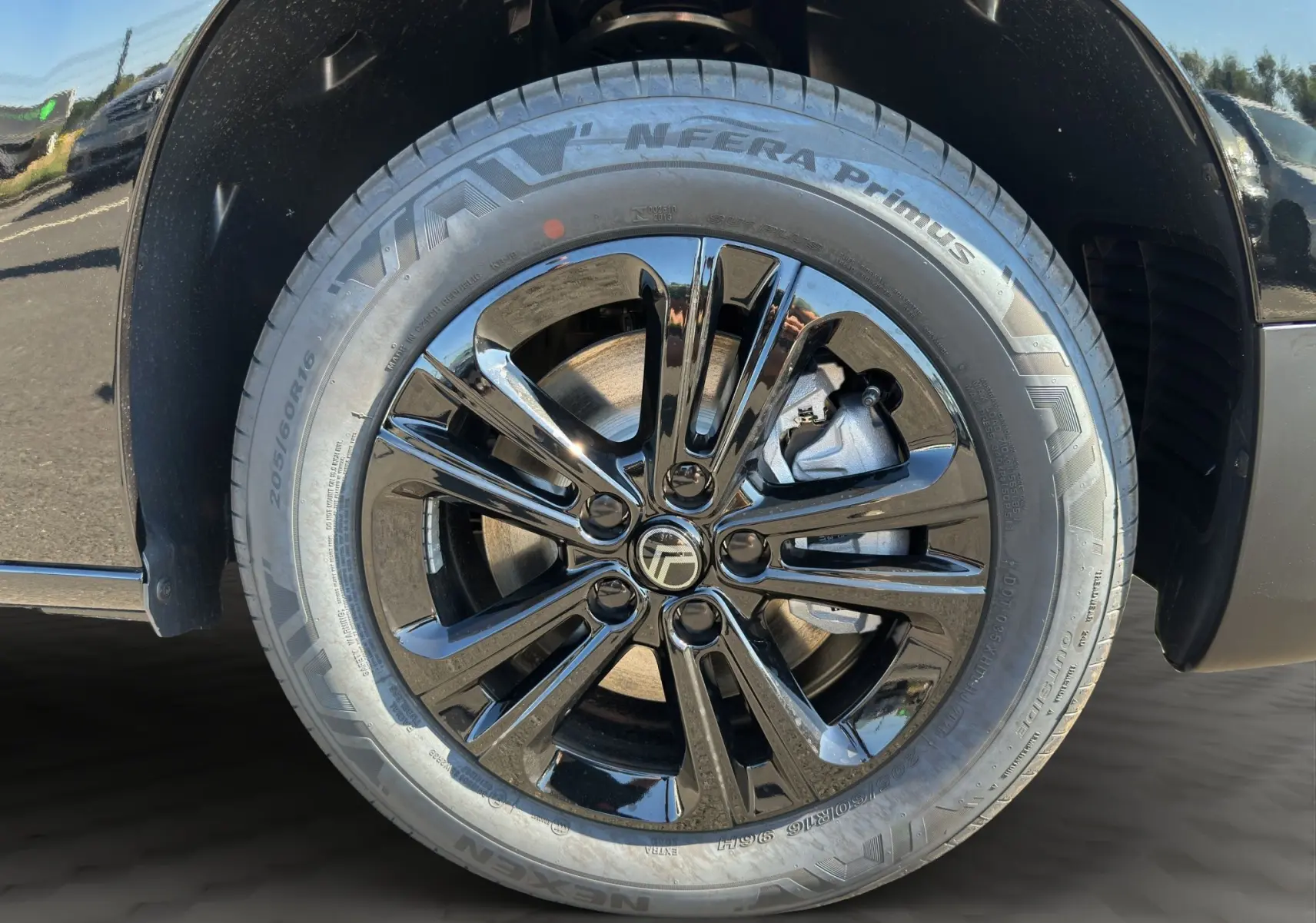 Gros plan sur la jante alliage noire 16 pouces du côté gauche du Citroën Berlingo noir 2025.