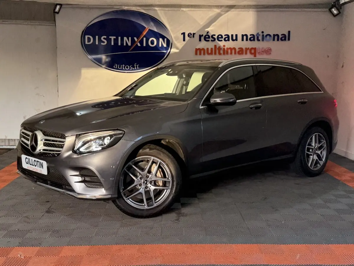 Mercedes GLC 250 Fascination gris foncé vu en 3/4 avant droit dans un showroom avec jantes alliage.