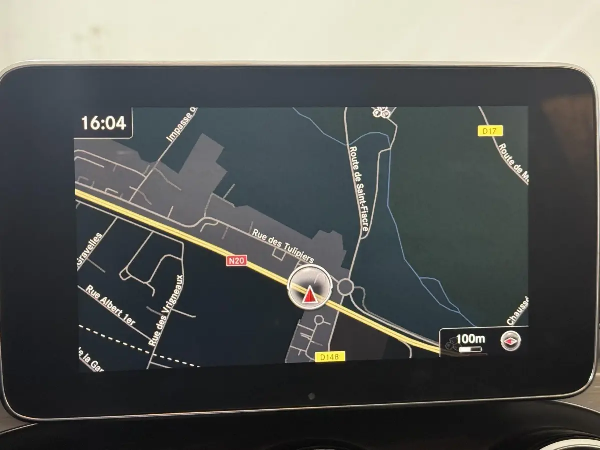 Écran de navigation couleur 8,4 pouces du Mercedes GLC 250 Fascination 2019 affichant une carte routière.