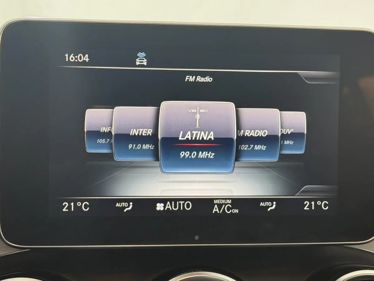 Affichage central de la Mercedes GLC 250 Fascination 2019, écran multifonctions radio FM en mode 3D, ambiance intérieure moderne.