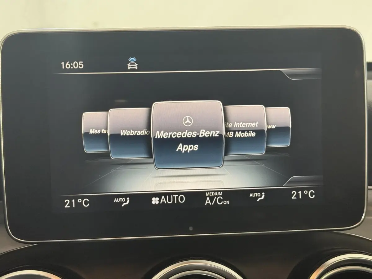 Écran central du Mercedes GLC 250 Fascination 2019 affichant les applications Mercedes-Benz, vue intérieure.